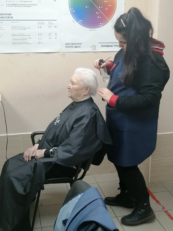 СОТРУДНИКИ КОМПЛЕКСНОГО ЦЕНТРА СОЦИАЛЬНОГО ОБСЛУЖИВАНИЯ НАСЕЛЕНИЯ ПРАВОБЕРЕЖНОГО РАЙОНА ГОРОДА МАГНИТОГОРСКА ОКАЗАЛИ СОДЕЙСТВИЕ ВЕТЕРАНАМ ВЕЛИКОЙ ОТЕЧЕСТВЕННОЙ ВОЙНЫ В ПОЛУЧЕНИИ БЕСПЛАТНЫХ ПАРИКМАХЕРСКИХ УСЛУГ