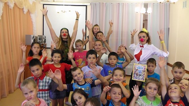 СЮРПРИЗ ОТ «БОЛЬНИЧНЫХ КЛОУНОВ» ДЛЯ РЕБЯТ ИЗ ЦЕНТРА ПОМОЩИ ДЕТЯМ «РОДНИК»