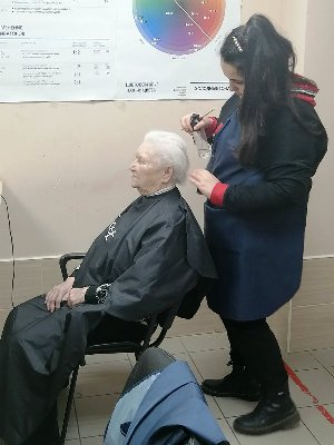 СОТРУДНИКИ КОМПЛЕКСНОГО ЦЕНТРА СОЦИАЛЬНОГО ОБСЛУЖИВАНИЯ НАСЕЛЕНИЯ ПРАВОБЕРЕЖНОГО РАЙОНА ГОРОДА МАГНИТОГОРСКА ОКАЗАЛИ СОДЕЙСТВИЕ ВЕТЕРАНАМ ВЕЛИКОЙ ОТЕЧЕСТВЕННОЙ ВОЙНЫ В ПОЛУЧЕНИИ БЕСПЛАТНЫХ ПАРИКМАХЕРСКИХ УСЛУГ