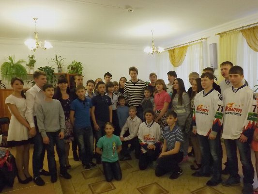 Голкипер «Металлурга» пришел к лучшему дворовому хоккеисту Магнитогорска