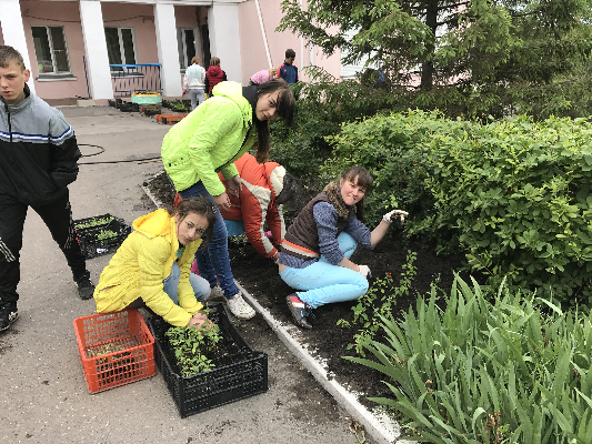 ВОСПИТАННИКИ СОЦИАЛЬНО-РЕАБИЛИТАЦИОННОГО ЦЕНТРА ПРОВЕЛИ ЗЕЛЕНУЮ АКЦИЮ «ЦВЕТЫ В КАЖДЫЙ ДВОР»