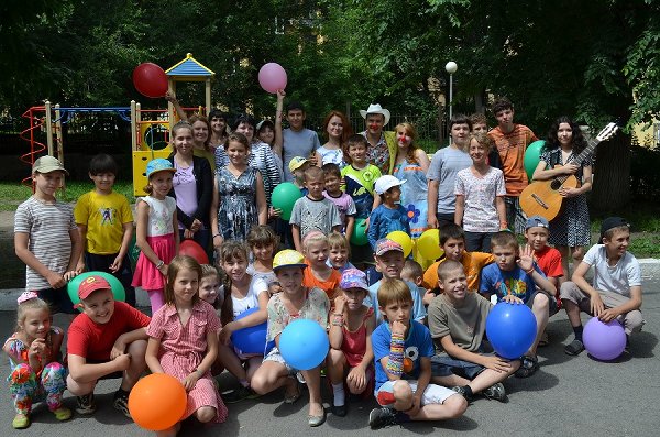 Депутат Лена Колесникова и клоун Лёлик помогают детям