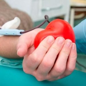 Ежегодная денежная выплата лицам, награжденным нагрудным знаком «Почетный донор России» в 2018 году составляет 13562 руб. 78 копеек.